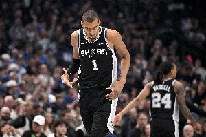 8分钟9中8砍25分！名记：你在2K中也打造不出文班这种级别的球员