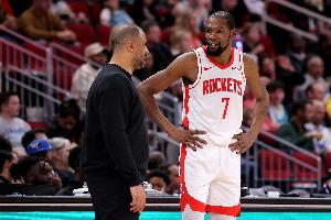 乌度卡谈KD和申京失误较多：都是被包夹的 得知道包夹从哪边过来