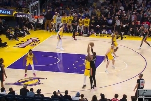 平赛季得分纪录！文班亚马接球无视范德彪防守命中三分 个人40分