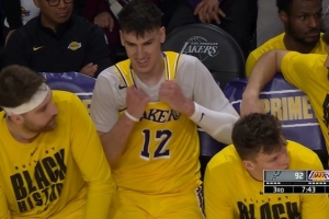 不想玩辣！拉拉维亚领到个人第六犯被罚下 在替补席笑嘻嘻