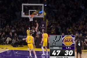 再补一刀！科内特压哨补篮得分 马刺首节47-30领先湖人