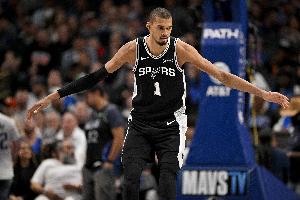 孙悦：文班亚马绝对与众不同 三分一投开就没有弱点