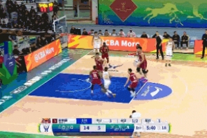 远离伤病啊！孙铭徽突破崴脚被背回更衣室 距腓前韧带撕裂