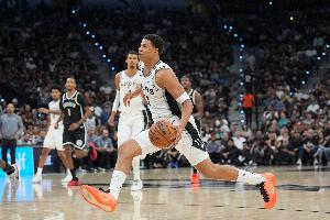 卡特·布莱恩特次节14分力压文班 两人合计得分超湖人全队总和