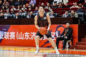 顶级射手潜质？18岁小将王证半场3记三分 不沉球压哨三分但先超时