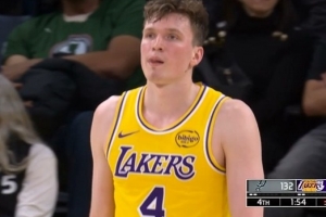 大傻春你在干嘛！湖人反抢&克内克特冲筐被奥利尼克造进攻犯规