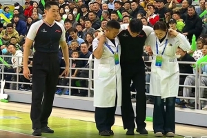 不多见！裁判比赛中崴脚受伤&被医务人员搀扶离场 还剩俩裁判！