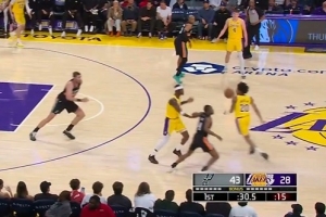 低级失误！范德比尔特手递手被福克斯生断 后者反击轻松扣篮