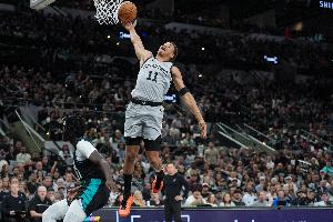 可圈可点！14号秀卡特·布莱恩特12中6砍生涯新高16分 三分8中3