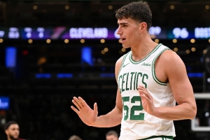 杨瀚森4年后会成为哪个球员？拓媒：加尔扎或哈滕 弩机不太可能