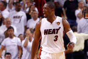 杨毅：韦德拿冠军时中距离多稳 三分不是不能投&关键时刻总能投进