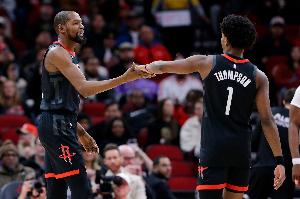 杜兰特：我们不想丢17个进攻篮板 我们要抢到球推反击轻松得分