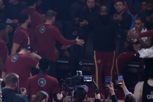 球队地位！骑士主场出场顺序哈登第一个出场&米切尔紧随其后