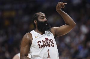 锦上添花！哈登弧顶干拔加长三分出手就有 命中个人主场首球