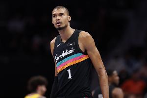 阿里纳斯：未来会有一年文班包揽所有能拿的奖项 惊呆所有人