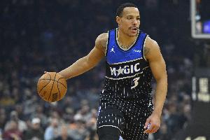 手短不是事儿！霸王龙贝恩首节怒轰5记三分  吊打雄鹿三分球！