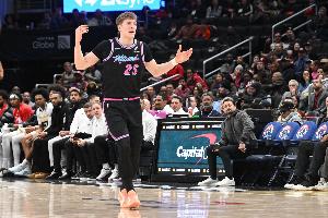 小米切尔：亚库乔尼斯打得很有侵略性 梳理进攻方面做得很好