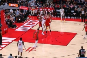 炸裂！科林斯外线晃动后突到篮下 顶开小贾隔扣终结