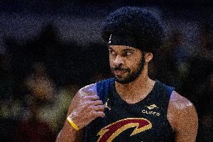 不满判罚！贾勒特·阿伦被吹进攻犯规后抱怨吃T 哈登一旁不停劝阻