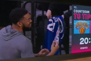 来者不拒！唐斯赛前与球迷互动笑嘻嘻 竟在恩比德球衣上签名