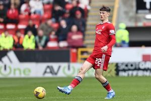 跟队：卡尔文·拉姆塞被利物浦球迷各种吹，他连比赛名单都进不去